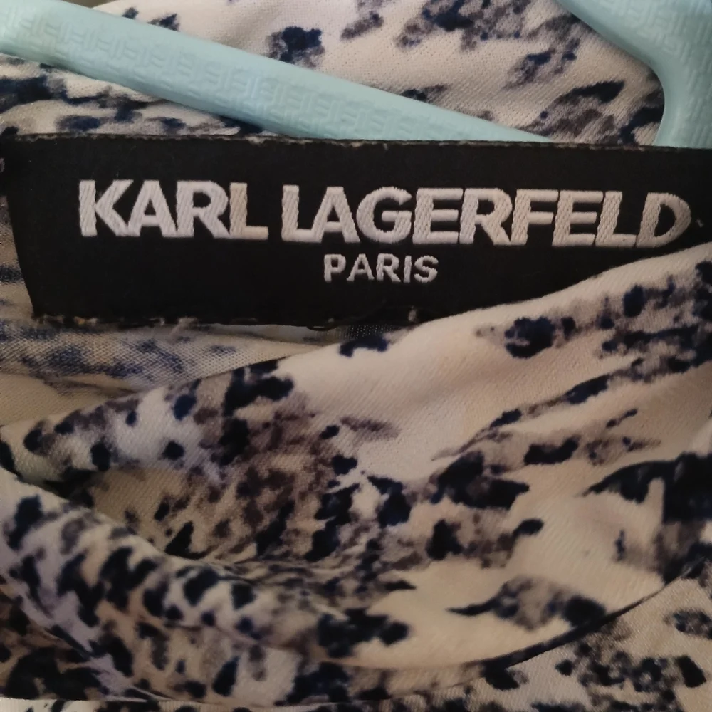NWOT - Karl Lagerfeld Women's Navy & White Long Sleeve Geometric Design Top S